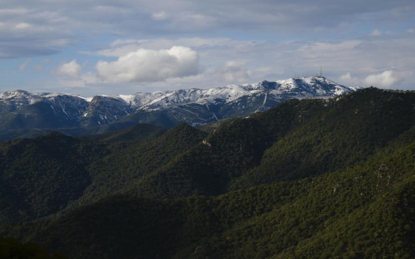 Panorama da Monte Cresia con il Monte Serpeddì innevato sullo sfondo.