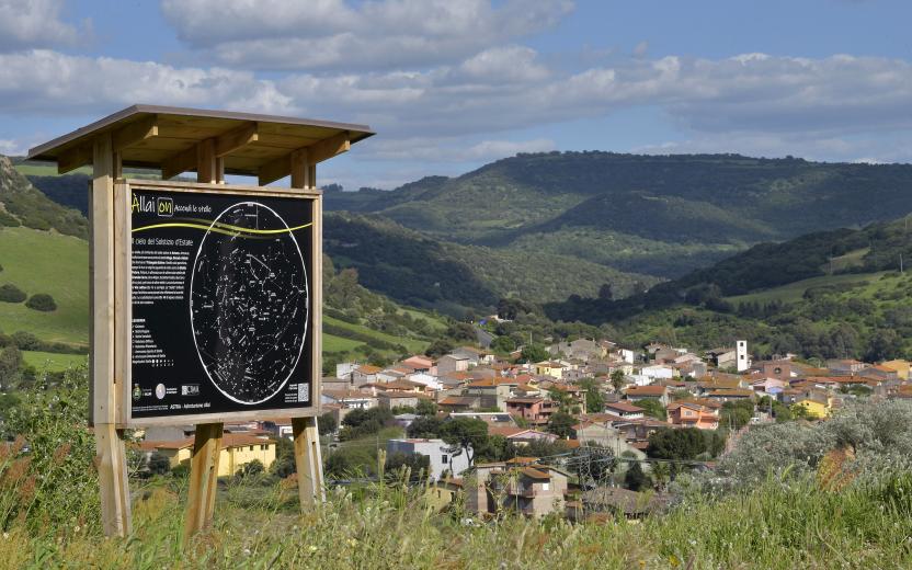 Il paese di Allai, visto dai sui sentieri lungo i colli circostanti