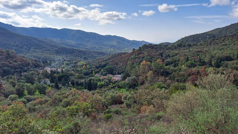 Il borgo di San Gregorio visto dal sentiero C403.jpg