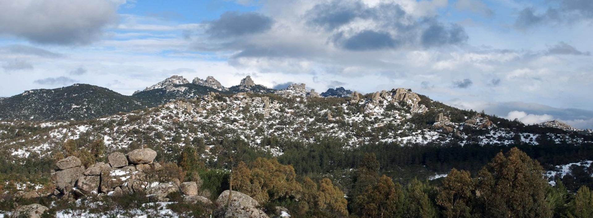 Monte Cresia imbiancato. Sullo sfondo la catena dei Sette Fratelli