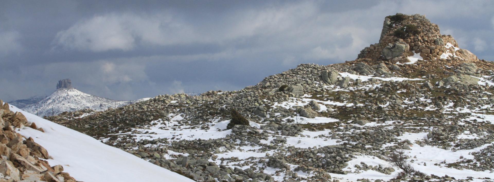 Il Nuraghe di Ruinas e il Monumento Naturale Perda 'e Liana con la neve