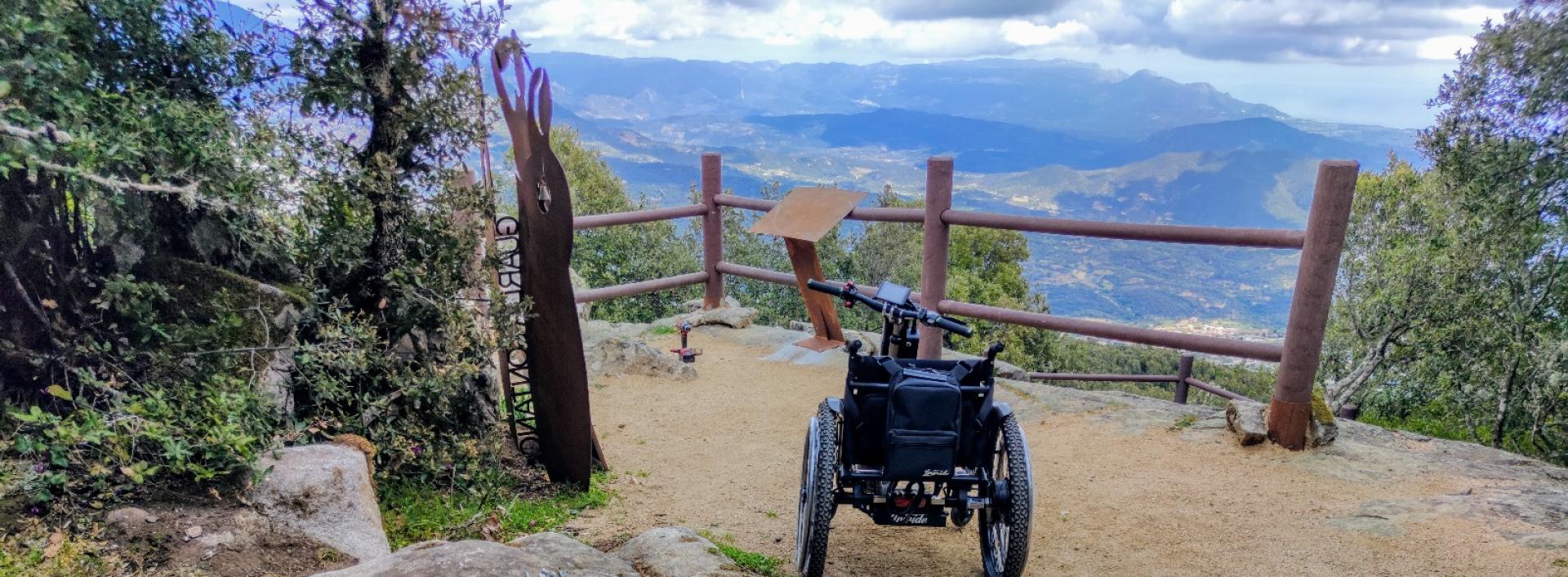 vista del sentiero dalla panchina verso il belvedere accessibile