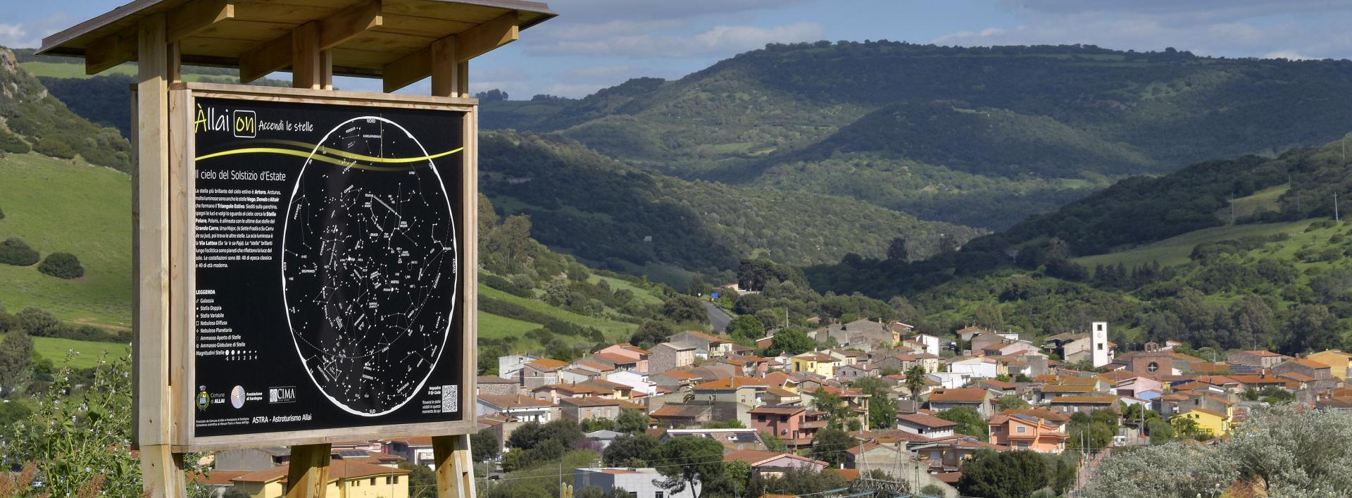 Il paese di Allai, visto dai sui sentieri lungo i colli circostanti