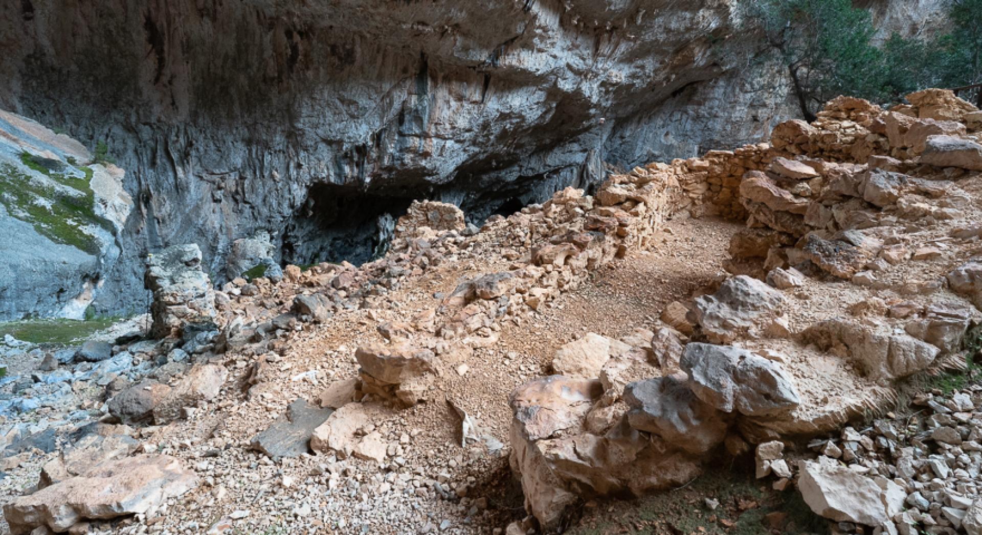 Il villaggio di Tiscali nella grande dolina.jpg